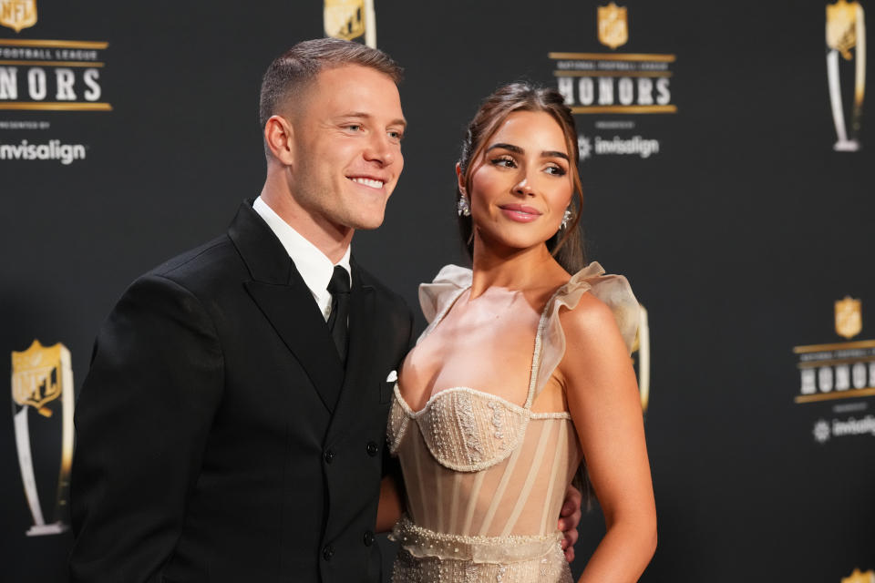 PHOENIX, AZ - 09 ŞUBAT: Christian McCaffrey ve Olivia Culpo, 9 Şubat 2023'te Phoenix, Arizona'da Symphony Hall'da düzenlenen NFL Onurları sırasında kırmızı halıda bir fotoğraf için poz veriyor.  (Fotoğraf: Cooper Neal/Getty Images)