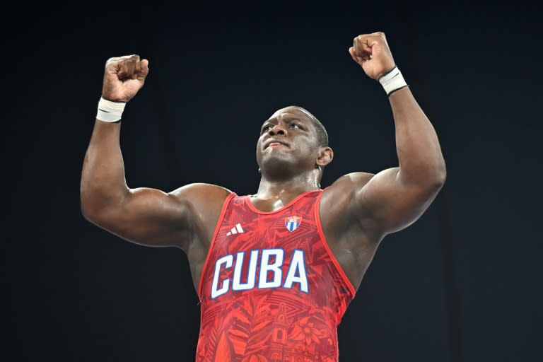 El cubano Mijaín López celebra su victoria sobre el azerbayano Sabah Saleh Shariati en semifinales de la categoría +130 kilos de la lucha grecorromana de los Juegos Olímpicos de París-2024 el 5 de agosto de 2024 (Punit PARANJPE)