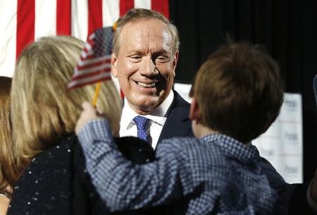 Republican presidential candidate and former New York Governor George Pataki greets supporters after formally anouncing his candidacy for the 2016 Republican presidential nomination in Exeter, New Hampshire, May 28, 2015. REUTERS/Dominick Reuter