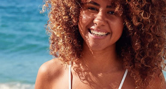 Aerie model Nia Pettitt gets real about struggling with “bacne” and stretch marks. (Photo: Instagram/aerie)