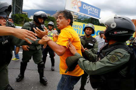 An opposition supporter argues with riot policemen during a rally to demand a referendum to remove President Nicolas Maduro in Caracas, Venezuela, June 7, 2016. REUTERS/Ivan Alvarado