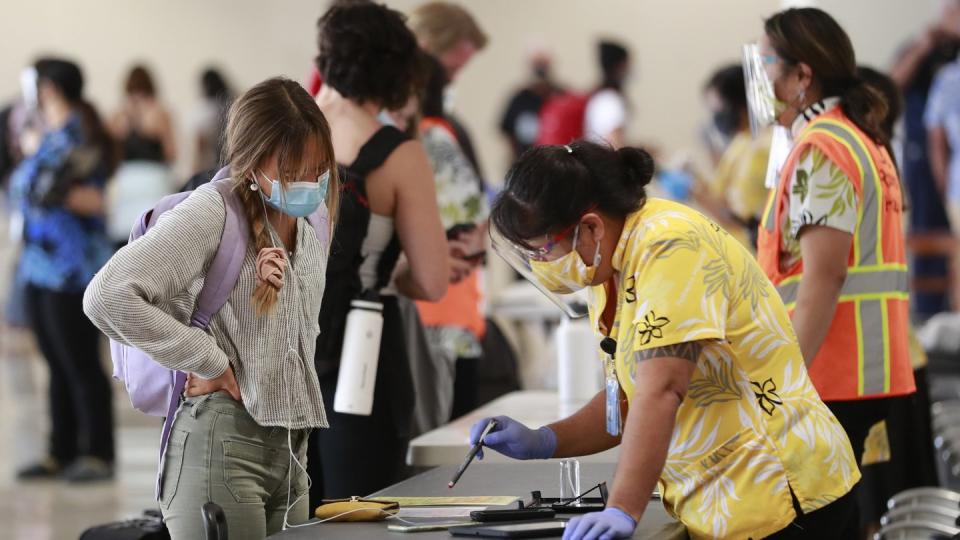 Eine Reisende auf Hawaii lässt sich vor einem Test beraten.