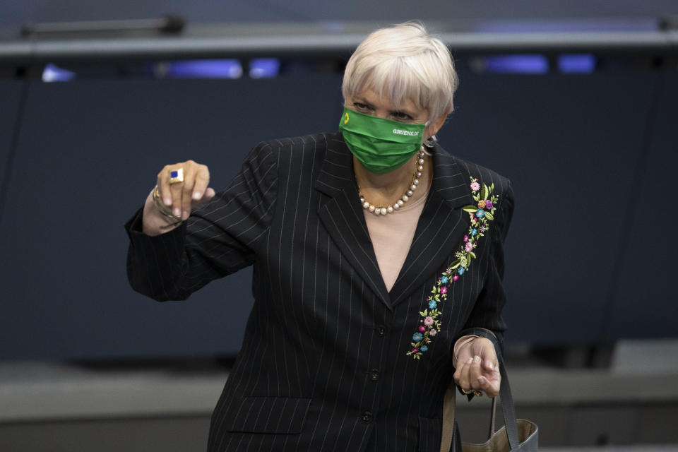 Auch mit Maske klar als Frau erkennbar: Bundestags-Vizepräsidentin Claudia Roth. (Bild: Maja Hitij/Getty Images)