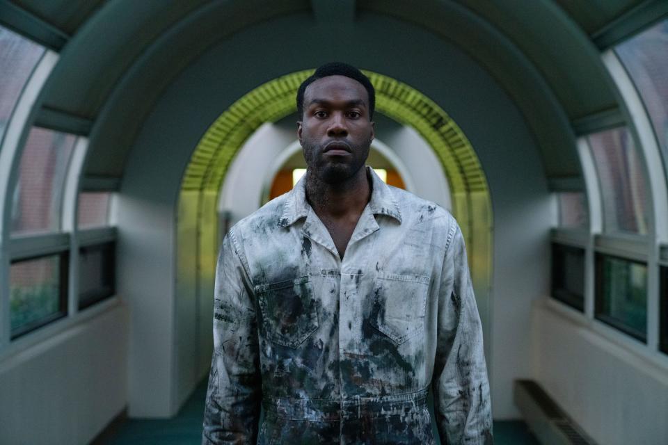 Anthony (Yahya Abdul-Mateen II) hat es getan: Er hat fünfmal den Namen des Candyman wiederholt - und den bösen Geist heraufbeschworen. (Bild: Universal Pictures / 2021 Metro-Goldwyn-Mayer Pictures Inc. and Bron Creative MG1, LLC. All Rights Reserved.  CANDYMAN is a trademark of Metro-Gold / Parrish Lewis)