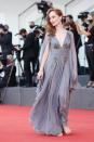 Lotte Verbeek entschied sich mit dem grauen Empire-Dress von Alberta Ferretti samt wehendem Chiffon-Cape und silbernen Applikationen für den Look im Stil "griechische Göttin". (Bild: Vittorio Zunino Celotto/Getty Images)