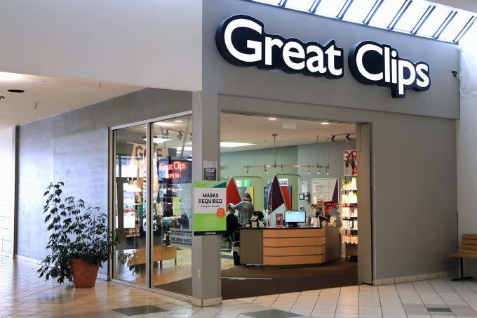entrance to great clips hair salon in mall