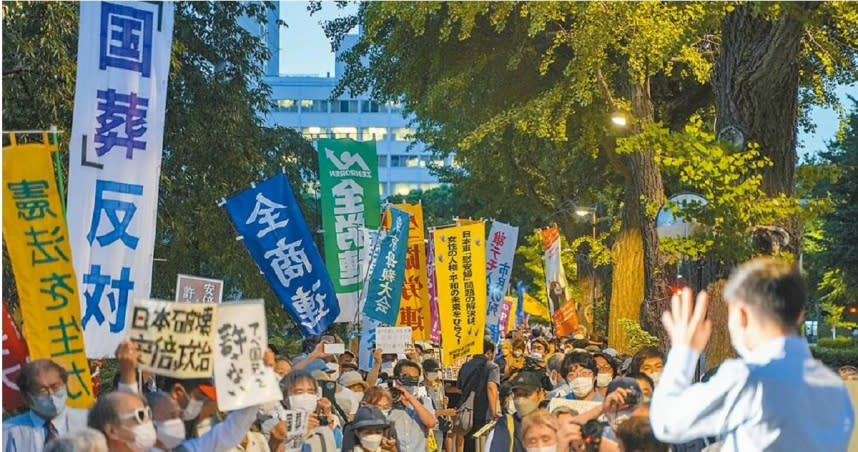 8月19日，日本民眾抗議安倍國葬。（圖／新華社）