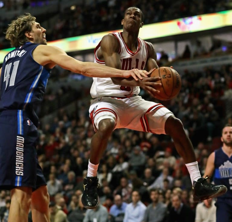 Dirk Nowitzki (L) of the Dallas Mavericks knocks the ball away from Rajon Rondo of the Chicago Bulls, at the United Center in Chicago, Illinois, on January 17, 2017