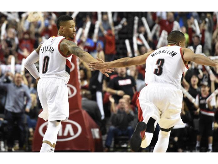 ▲拓荒者雙槍Damian Lillard（左）、C.J. McCollum（右）聯手轟進71分，助隊主場獲勝。（圖／美聯社／達志影像）