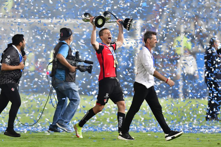 PACHUCA, MEXICO - MAY 29: Hugo Nervo and head coach Diego Cocca of Atlas celebrate with the Campeon de Campeones and Liga MX championship trophies after winning the final second leg match between Pachuca and Atlas as part of the Torneo Grita Mexico C22 Liga MX at Hidalgo Stadium on May 29, 2022 in Pachuca, Mexico. (Photo by Jaime Lopez/Jam Media/Getty Images)