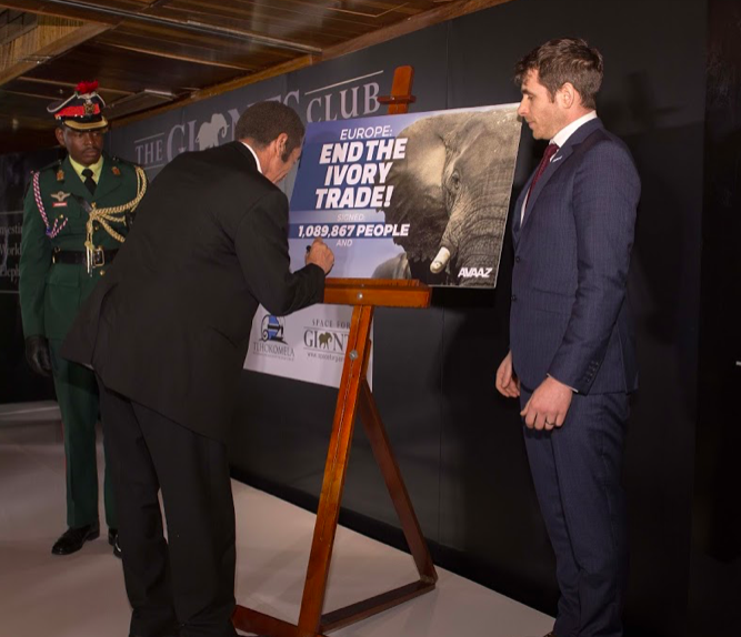 President Khama signs the petition calling for the EU to end domestic ivory trade. David Clift/ Space for Giants