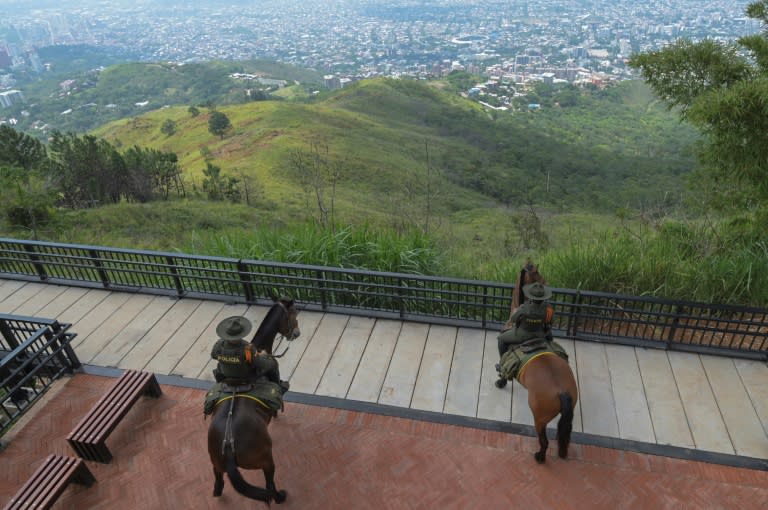 Unas agentes de policía patrullan a caballo a las afueras de Cali, en Colombia, el 28 de mayo de 2024 (Joaquín Sarmiento)
