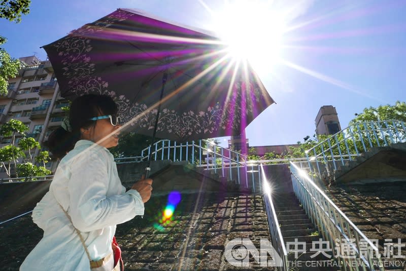 中央氣象局天氣預報指出，明天(3日)全台各地大多為多雲到晴天氣，午後留意山區有零星短暫雷陣雨；清晨各地低溫攝氏24至27度，白天高溫普遍在32度以上，氣象局並針對南部及東部5縣市發布高溫「黃色燈號」，可能出現36度以上高溫。(中央社檔案照片)