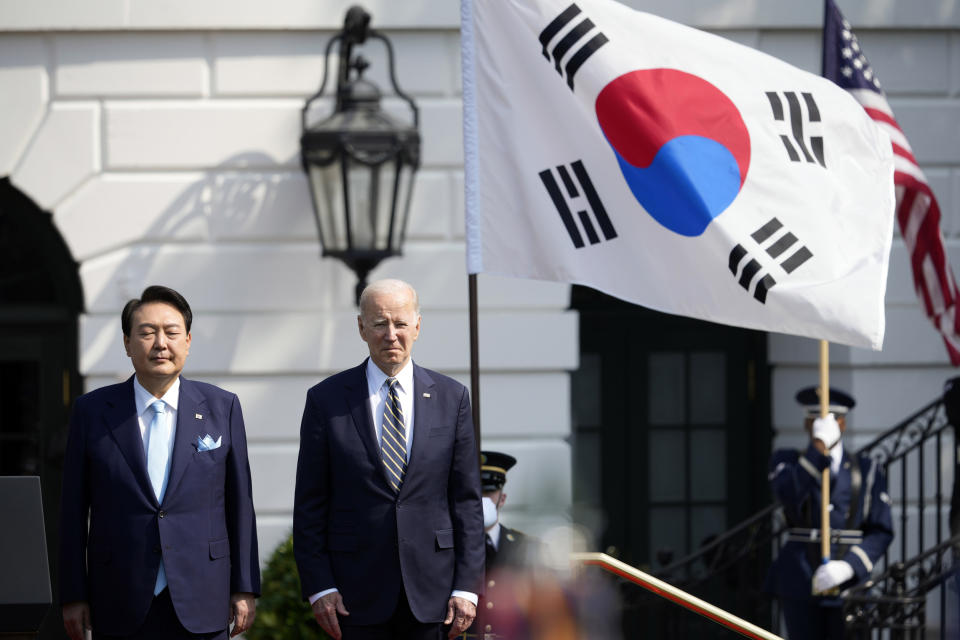 Yoon Suk Yeol and Joe Biden during a State Arrival Ceremony at the White House (Andrew Harnik / AP)