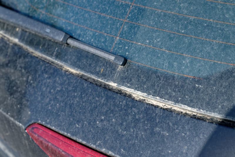 Failure to remove sahara dust deposits properly can risk causing unsightly scratches and even permanently damage paintwork. Henning Kaiser/dpa