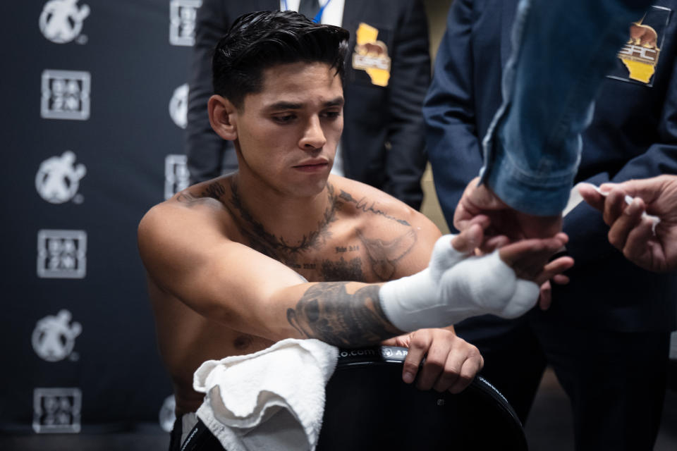 LOS ÁNGELES, CALIFORNIA - 16 DE JULIO: Ryan García se prepara para su pelea con Javier Fortuna en su camerino el 16 de julio de 2022 en Los Ángeles, California.  (Foto de Sye Williams/Getty Images)