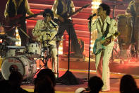 Anderson .Paak, izquierda, y Bruno Mars, de Silk Sonic, interpretan "777" en la 64ta entrga anual de los premios Grammy, el domingo 3 de abril de 2022 en Las Vegas. (Foto AP/Chris Pizzello)