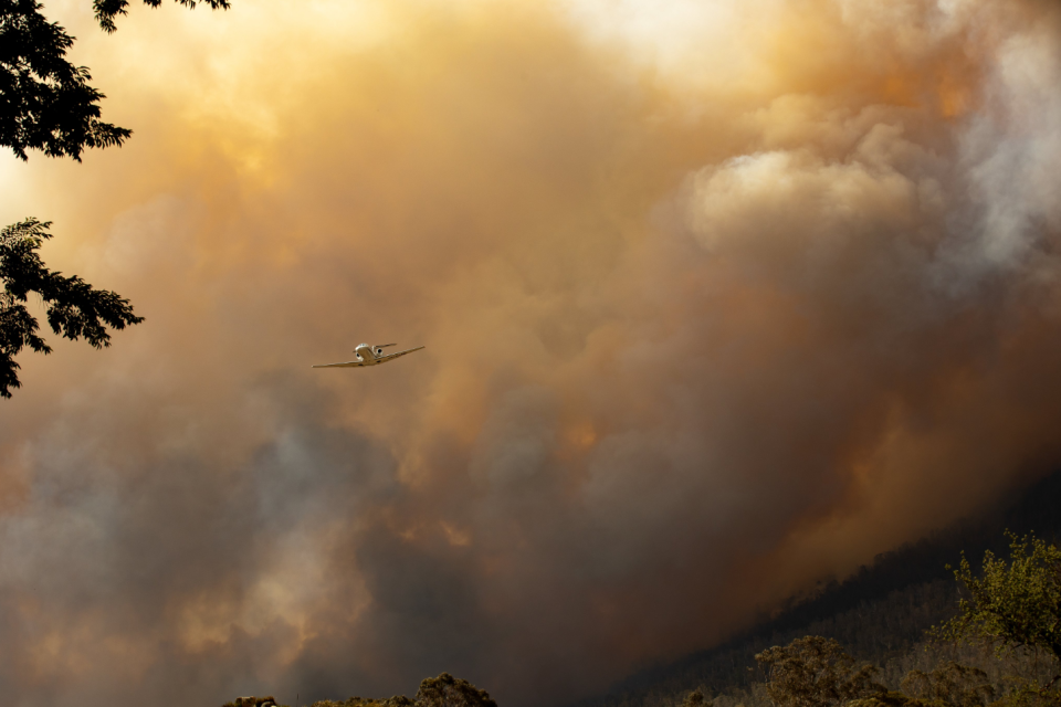 A resident shared this daunting photo of the massive blaze tearing through Canberra. Source: Twitter/wakeupsitt