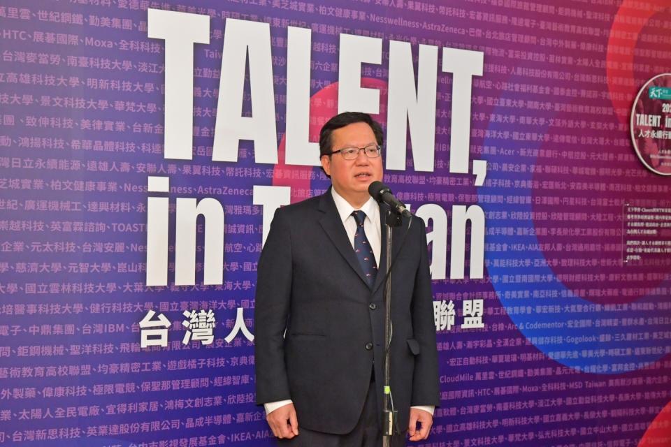 行政院副院長鄭文燦今（24）天上午出席2023 TALENT, in Taiwan 台灣人才永續行動論壇「多元 x 平等 x 共融：人才管理新戰略」活動時接受媒體聯訪。   圖：行政院提供