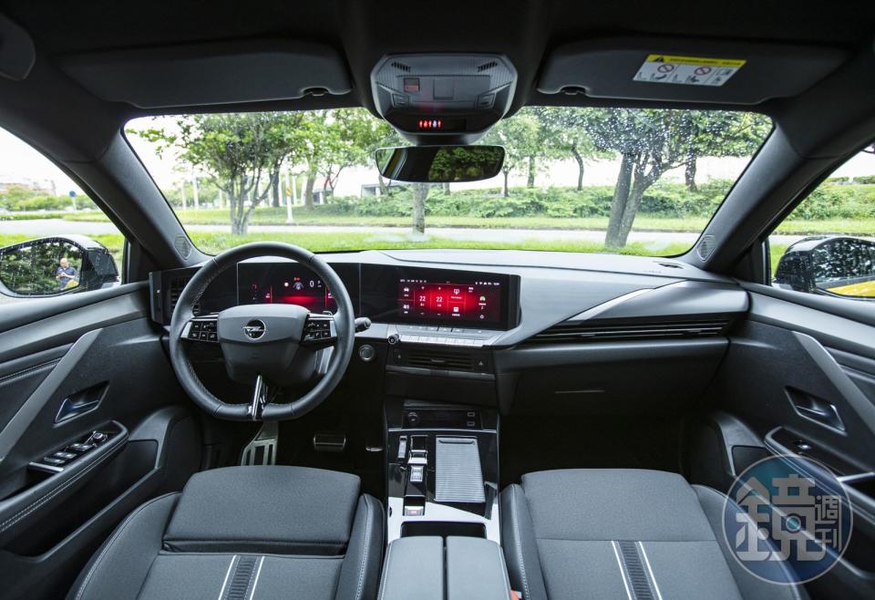 Astra標榜以人為本的駕駛導向座艙設計，並具備DETOX 極簡直覺減壓座艙與PURE PANEL PRO 高階整合式數位儀表。