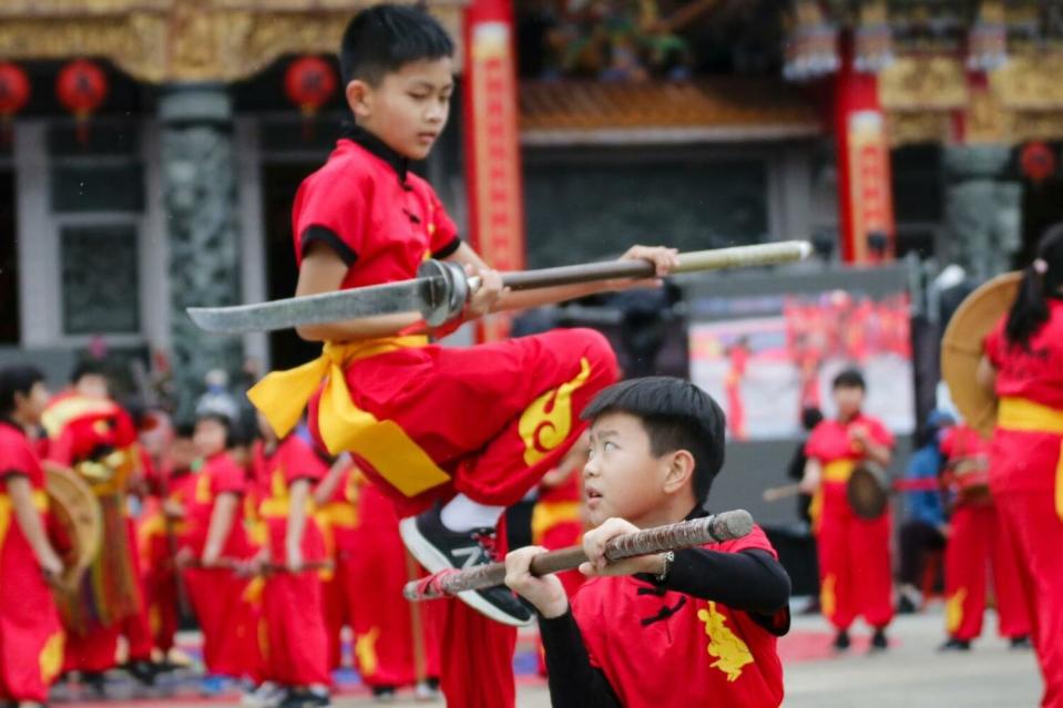 菁寮國小與菁寮國中組成聯隊，展現少年真功夫。   圖:高雄市觀光局/提供