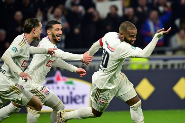 Alexandre Lacazette (n°10) célèbre le premier de ses deux buts pour Lyon contre Valenciennes en demi-finale de coupe de France mardi au Groupama Stadium de Decines-Charpieu. (Olivier CHASSIGNOLE)