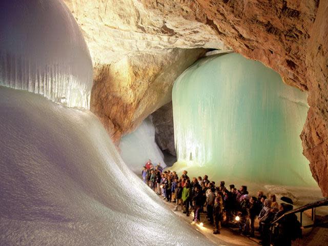 Las monumentales formaciones de hielo en el interior son el resultado de la entrada y salida de aire en la cueva. En el invierno, los golpes de aire frío congelan el agua de la nieve que se fue derritiendo y filtrando a través de las grietas durante los meses cálidos. En verano, una brisa fría sigue fluyendo por la entrada de la caverna, evitando así que el hielo se descongele.