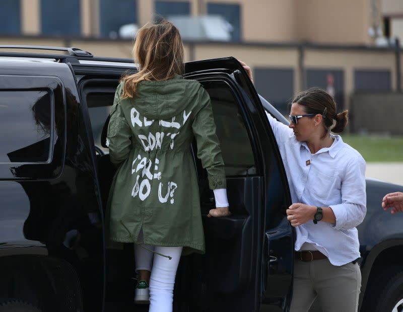 First Lady Melania Trump stieg am 21. Juni 2018 auf der Andrews Air Force Base in Maryland mit einer Jacke ins Flugzeug, auf der die Worte standen: „I really don’t care, do you?“ Diese Woche zog sie die frühere Behauptung zurück, dass die Jacke keine Botschaft habe und erklärte, sie sei für die „linken Medien“ bestimmt gewesen. (Photo: Mandel Ngan/AFP)