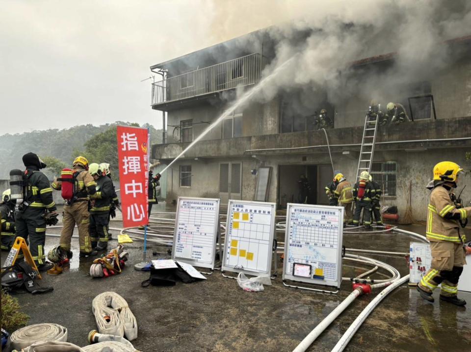 新竹縣關西鎮南新里10日上午發生住宅火警，消防局表示，消防員在搶救過程於火場內發現1名年約36歲的受困男性，但已明顯死亡。（圖／新竹縣消防局提供）