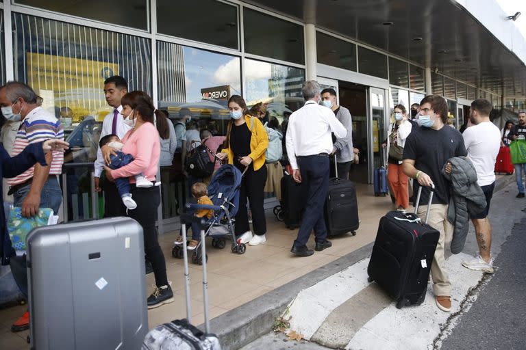 Igual que en Semana Santa, la terminal de Buquebus volvió a mostrar gran cantidad de turistas uruguayos que cruzaron a Buenos Aires para aprovechar el feriado "de la Independencia"