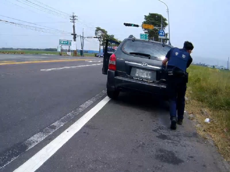 引擎過熱鬧罷工　一甲警即刻伸援助脫困