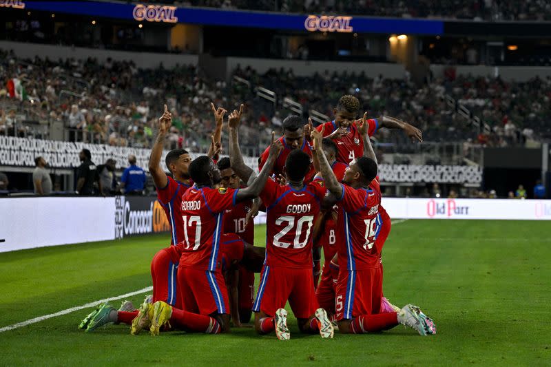 Foto de archivo de jugadores de Panamá celebrando un gol