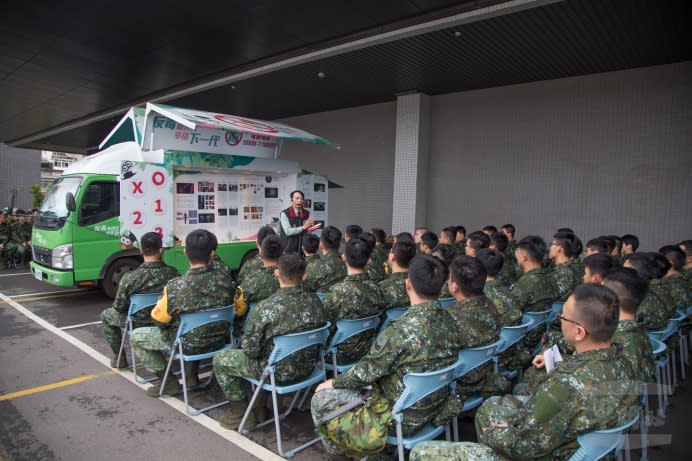 反毒行動巡迴車前往基隆居仁營區宣導。（軍聞社記者周力行攝）