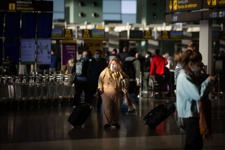 19-11-2021 Varios pasajeros con maletas en el aeropuerto de El Prat, a 19 de noviembre de 2021, en Barcelona, Cataluña (España). El aeropuerto de la red Aena es el primer aeropuerto en extensión y tráfico de Cataluña y el segundo aeropuerto con mayor tráfico de España detrás del Aeropuerto Adolfo Suárez Madrid-Barajas. SALUD David Zorrakino - Europa Press