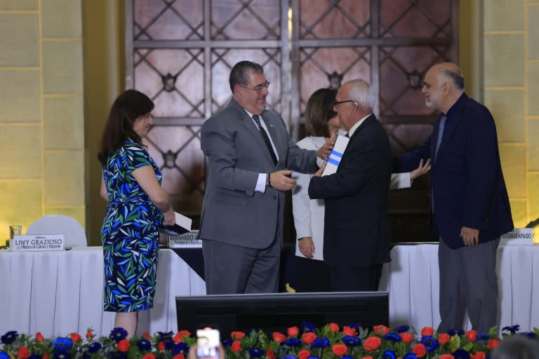 El presidente de Guatemala, Bernardo Arévalo (izq.), saludando a Miguel Ángel Asturias, hijo del Premio Nobel de Literatura Miguel Ángel Asturias, durante una ceremonia en Ciudad de Guatemala, el 9 de junio de 2024 (Presidencia de Guatemala)