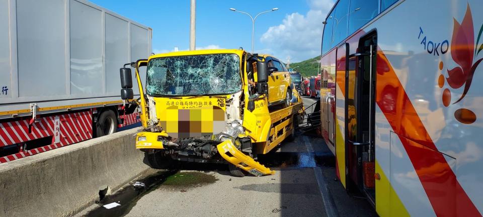 台61西濱快速道路發生連環車禍，多輛車被撞到面目全非。（圖／東森新聞）