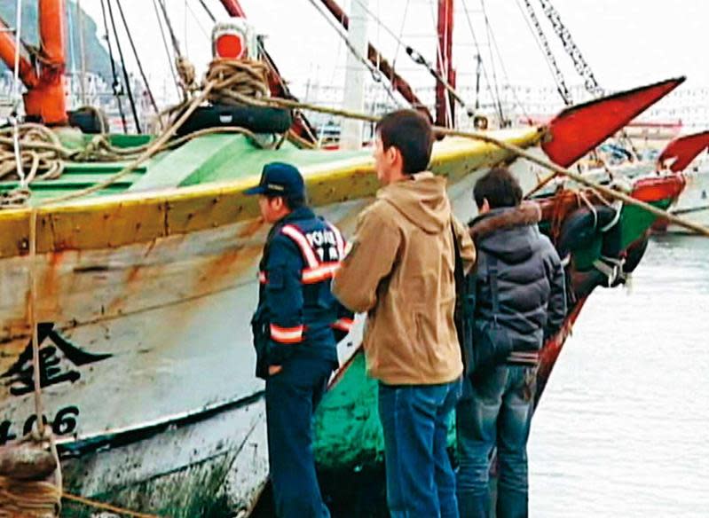 2名外籍漁工在基隆八斗子漁港發現浮屍，警方獲報前往現場打撈。（東森新聞提供）