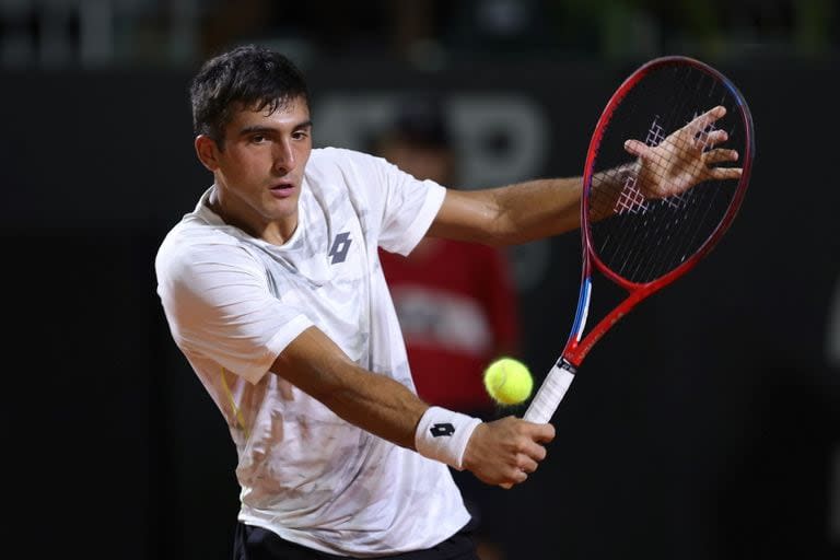 Un revés con slice de Román Burruchaga, el joven que jugó, y ganó, su primer partido en el nivel de torneos ATP: derrotó a Diego Schwartzman en la rueda inicial del Córdoba Open.