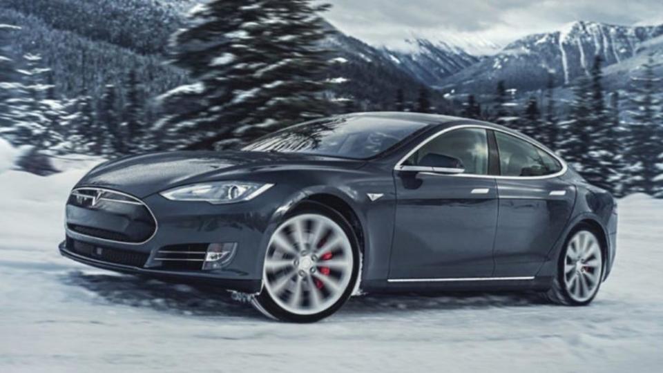 電動車在雪地的續航里程將會下降，如果開到一半沒電，可能會因為太冷造成生命危險。(圖片來源/ Tesla)