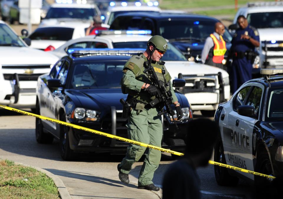 A Louisiana State Police SWAT officer responds to a barricaded suspect following stabbing and shooting incidents in Sunset, Louisiana, August 26, 2015. A police officer was shot and two people stabbed in a southwest Louisiana town on Wednesday, with a suspect barricading himself in a convenience store, police said. (REUTERS/Leslie Westbrook/The Advocate)