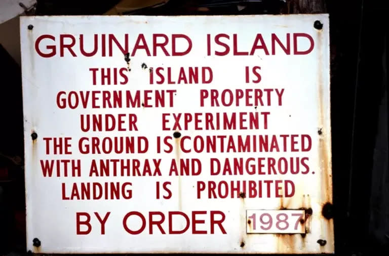 Un cartel que advierte sobre el peligro de la isla Gruinard.