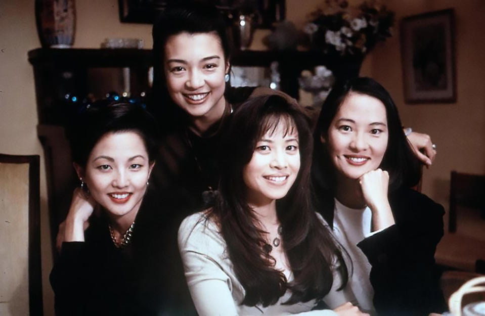 En esta imagen proporcionada por la Biblioteca del Congreso Tamlyn Tomita, de izquierda derecha, Ming-Na Wen, Rosalind Chao y Lauren Tom de la película de 1993 "The Joy Luck Club" (“El club de la buena estrella”). La película fue agregada al Registro Nacional de Cine en diciembre de 2020. (Walt Disney Company-Library of Congress via AP)