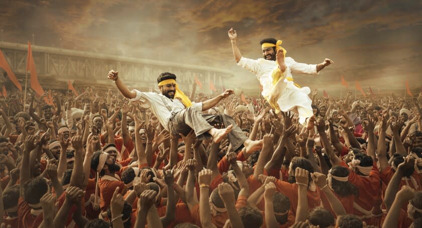 En esta imagen difundida por Netflix, Ram Charan y N.T. Rama Rao Jr. en una escena de la película "RRR". (Netflix vía AP)