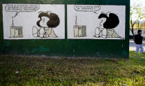 Un mural de la tira cómica Mafalda del caricaturista argentino Joaquín Salvador Lavado “Quino” en la Plaza Mafalda de Buenos Aires, Argentina, el miércoles 23 de abril de 2014. Quino inauguró la feria del libro de Buenos Aires 2014 el jueves 24 de abril. (Foto AP/Natacha Pisarenko)