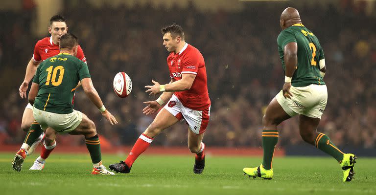 Dan Biggar pasa la pelota en el Gales vs. Sudáfrica de noviembre último en Cardiff; ahora, Springboks es holgado favorito en la serie que sostendrá contra el Dragón.