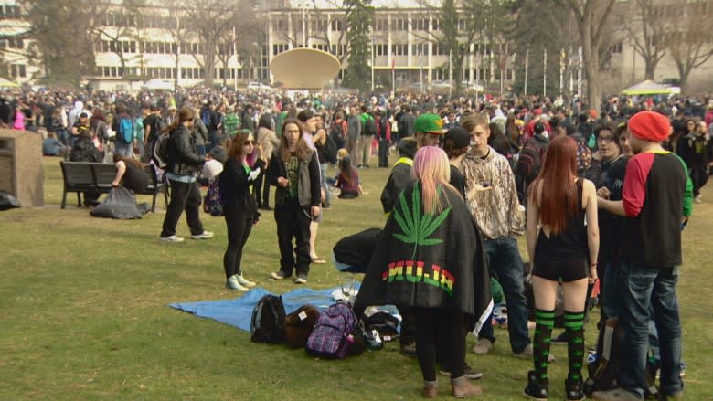 More than 1,000 revellers light up Edmonton 420 rally