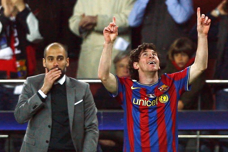 Lionel Messi de Barcelona celebra frente a su entrenador Pep Guardiola después de marcar un gol contra el VfB Stuttgart durante su Liga de Campeones de octavos de final, partido de vuelta de fútbol en el estadio Camp Nou de Barcelona el 17 de marzo de 2010.