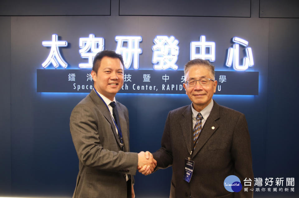 中央大學周景揚校長（右）與鐳洋科技董事長王奕翔（左）宣布於桃園青埔宣布成立太空研發中心，為深化台灣立方衛星產業鏈共同努力。