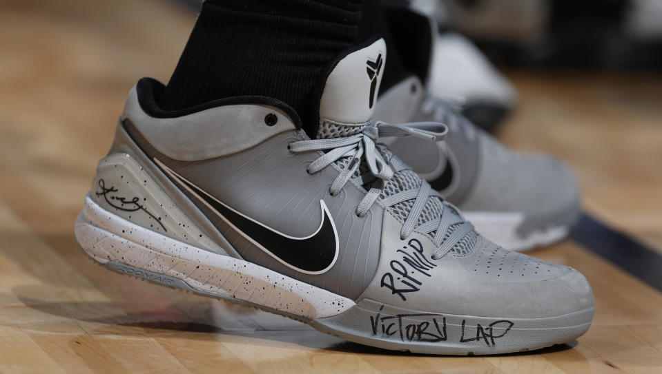 El alero de los San Antonio Spurs DeMar DeRozan (10) calza las zapatillas Nike Kobe Bryant que rinden homenaje al rapero asesinado Nipsey Hussle durante el segundo tiempo del partido de la NBA jugado el miércoles 3 de abril de 2019 en Denver. Los Nuggets ganaron 113-85 (AP Photo/David Zalubowski).