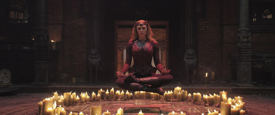 Elizabeth Olsen como Wanda Maximoff en una escena de "Doctor Strange in the Multiverse of Madness" (“Doctor Strange en el multiverso de la locura”) en una imagen proporcionada por Marvel Studios (Marvel Studios via AP)